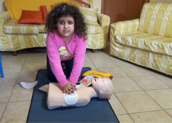 Primo Soccorso con l’utilizzo del Defibrillatore realizzata da una Bambina della 2^ Elementare